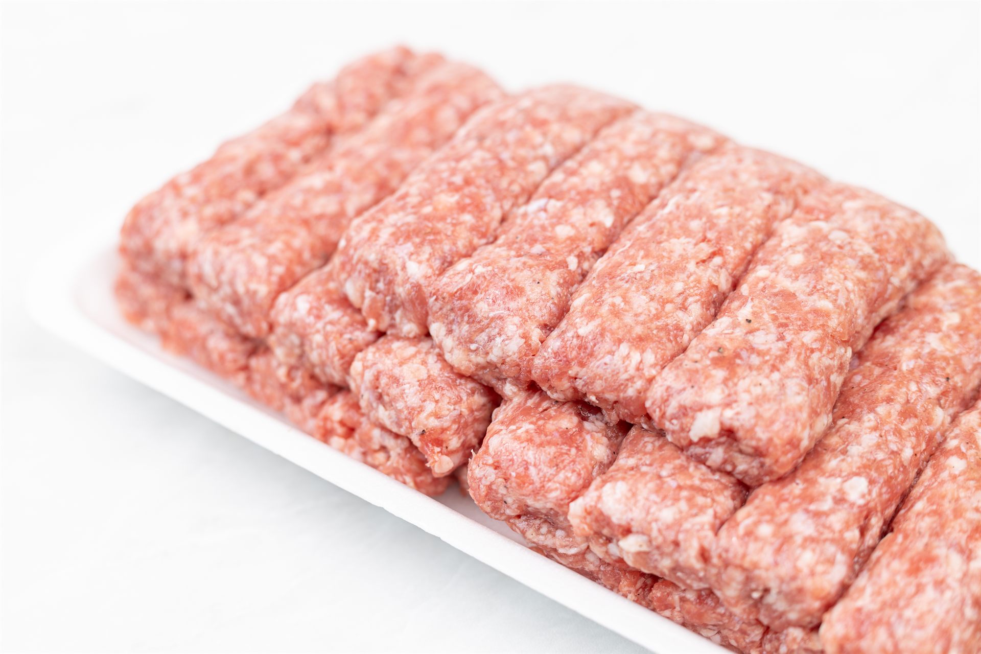 Sirovi ćevapi na tacni